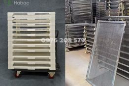 Khay Sấy Nhựa vs. Inox 304 | Phân Tích Chuyên Sâu & Lựa Chọn Tối Ưu Cho Doanh Nghiệp Sấy Của Bạn